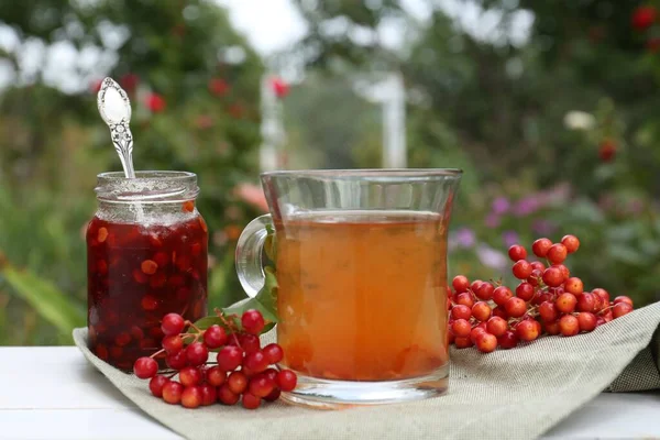 屋外のテーブルの上にお茶 ジャム 熟したビブラムベリーのカップ — ストック写真