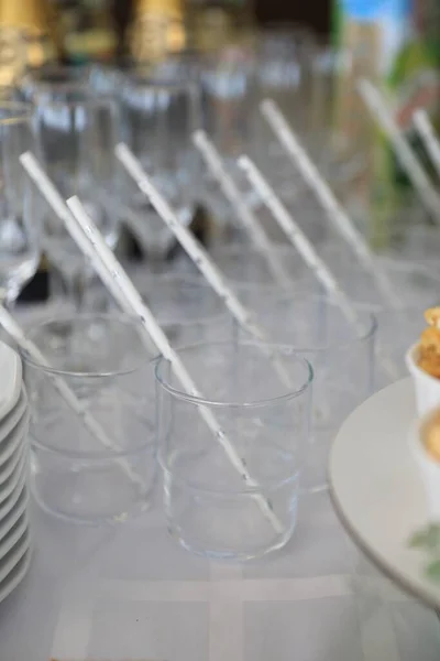 Bicchieri Vuoti Con Cannucce Carta Sul Tavolo — Foto Stock