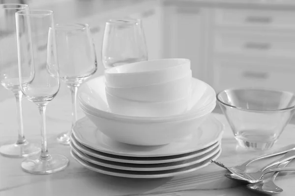 Різні Чисті Посуд Столові Прибори Окуляри Білому Мармуровому Столі Кухні — стокове фото