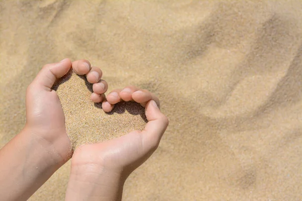 Criança Segurando Areia Nas Mãos Livre Feche Com Espaço Para — Fotografia de Stock