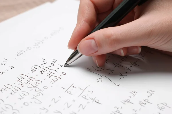 Студент Пише Різні Математичні Формули Папері Крупним Планом — стокове фото