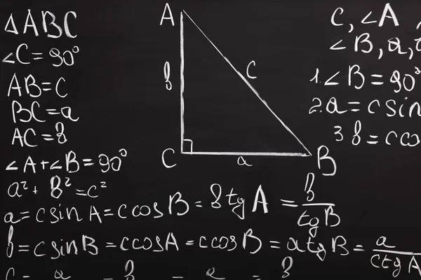 用粉笔写在黑板上的不同的数学公式 — 图库照片