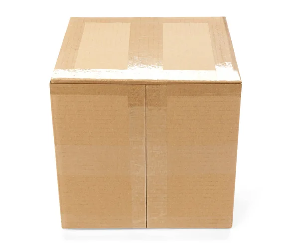 白色背景上的一个封闭纸板箱 — 图库照片