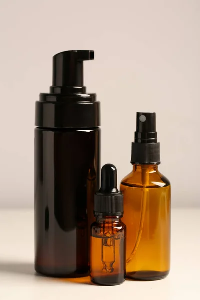 Flessen Met Olie Witte Tafel Natuurlijke Cosmetica — Stockfoto