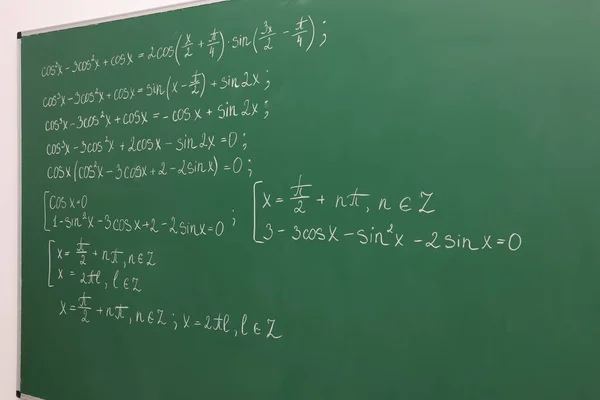 Nombreuses Formules Mathématiques Écrites Sur Tableau Vert — Photo