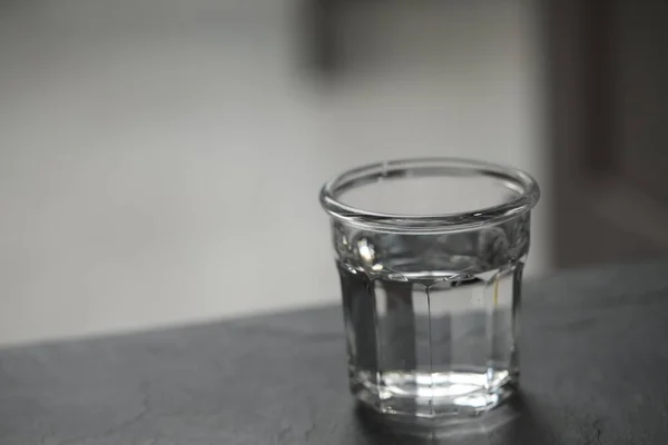 Egy Pohár Tiszta Víz Fekete Asztalon Homályos Háttérrel Hely Szövegnek — Stock Fotó