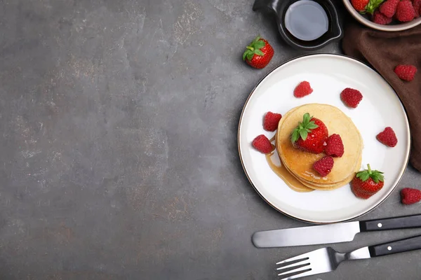 Panquecas Saborosas Servidas Com Frutas Frescas Mel Mesa Cinza Flat — Fotografia de Stock