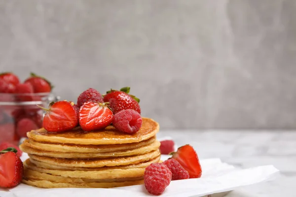 Pancake Lezat Dengan Buah Beri Segar Dan Madu Atas Meja — Stok Foto