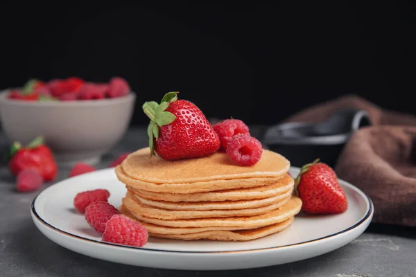 Pancake Lezat Dengan Buah Beri Segar Meja Abu Abu — Stok Foto