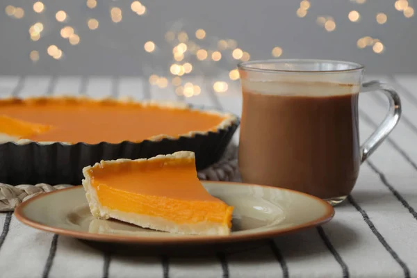 Stück Frischer Hausgemachter Kürbiskuchen Mit Kakao Auf Dem Tisch — Stockfoto