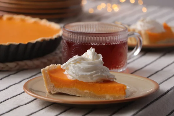 Stück Frischer Hausgemachter Kürbiskuchen Serviert Mit Schlagsahne Und Tee Auf — Stockfoto