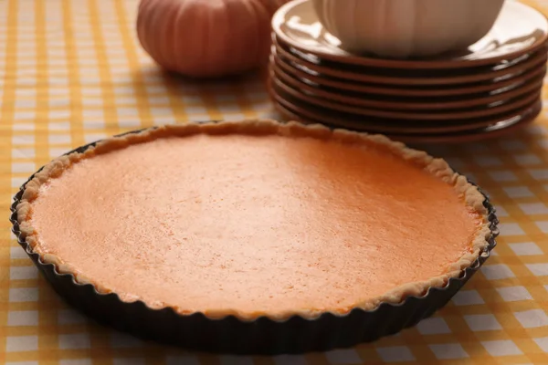 Delicious Homemade Pumpkin Pie Baking Dish Table — стоковое фото