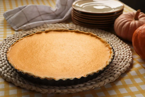 Delicious Homemade Pumpkin Pie Baking Dish Table — Stock Photo, Image