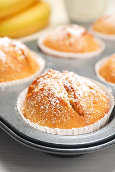 Muffins Banana Caseiros Saborosos Com Açúcar Bandeja Mesa Madeira Branca — Fotografia de Stock