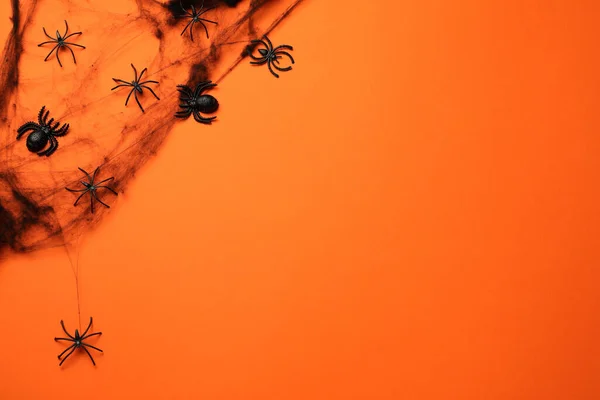 装饰蜘蛛和网络橙色背景 平坦的躺着与文字的空间 万圣节庆祝活动 — 图库照片