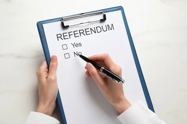 Γυναίκα Δημοψήφισμα Απόφαση Λήψης Αποφάσεων Λευκό Μαρμάρινο Τραπέζι Closeup — Φωτογραφία Αρχείου