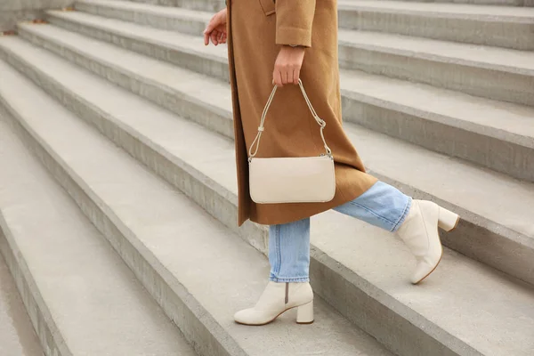 Stijlvolle Vrouw Met Trendy Beige Tas Trappen Buiten Close — Stockfoto