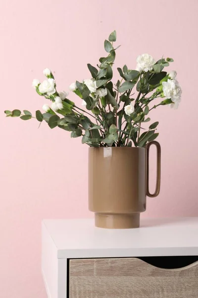 Vaso Cerâmica Elegante Com Belas Flores Ramos Eucalipto Mesa Branca — Fotografia de Stock