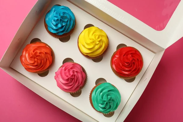 Caja Con Diferentes Cupcakes Sobre Fondo Rosa Vista Superior — Foto de Stock