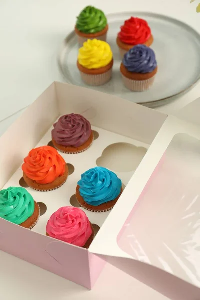 Caixa Com Deliciosos Cupcakes Coloridos Mesa Branca — Fotografia de Stock