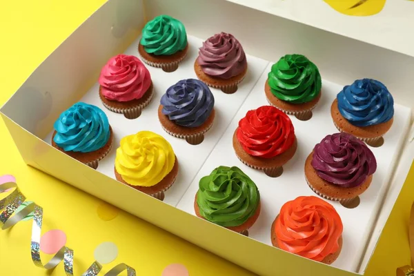 Caixa Com Diferentes Cupcakes Confetes Fundo Amarelo Close — Fotografia de Stock