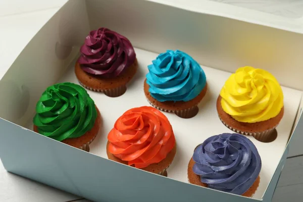 Caja Con Diferentes Cupcakes Mesa Madera Blanca Primer Plano — Foto de Stock