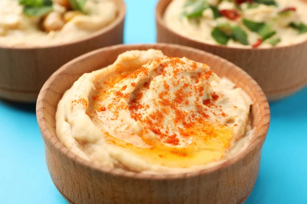 Schaal Van Smakelijke Hummus Met Paprika Blauwe Achtergrond Close — Stockfoto