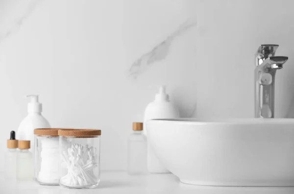 Banyodaki Beyaz Tezgahta Kozmetik Ürünlerinin Yanında Pamuklu Pamuklu Cam Kavanozlar — Stok fotoğraf
