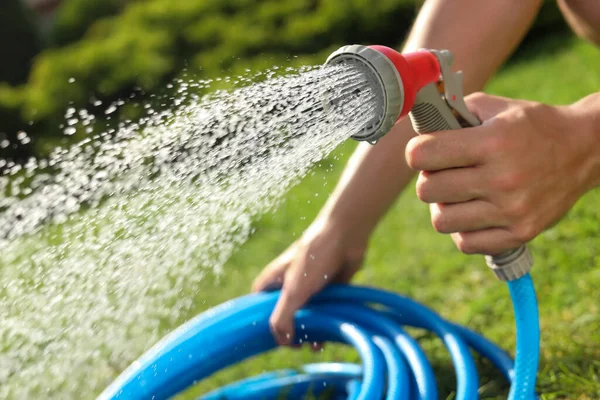 Man Spraying Water Hose Garden Closeup — Foto de Stock