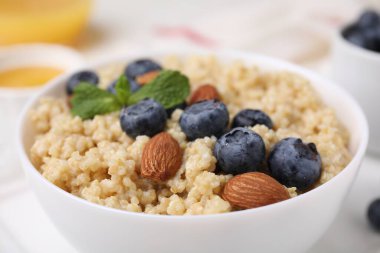 Bir kase lezzetli kinoa, badem ve yabanmersinli, yakın plan.