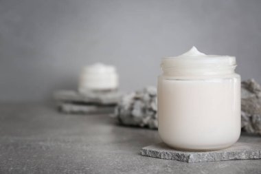 Gri mermer masada el kremi kavanozu, metin için boşluk