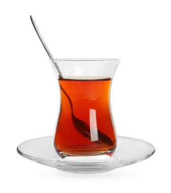 Beyaz kaşıklı geleneksel Türk çayı.