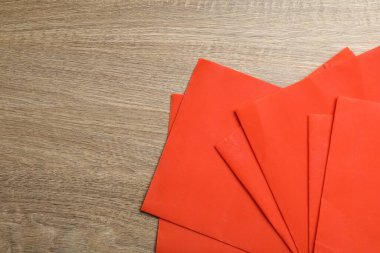 Tekrar kullanılabilen kırmızı balmumu yiyecekler ahşap masaya konur. Metin için boşluk