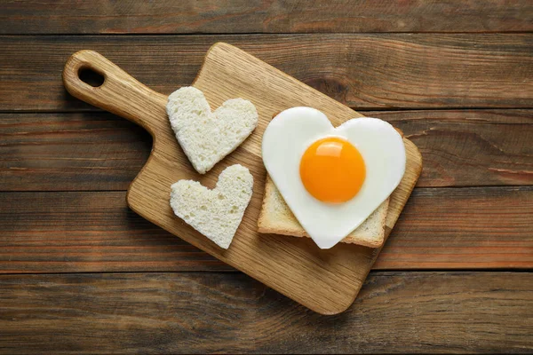 Huevo Frito Forma Corazón Con Tostadas Mesa Madera Vista Superior — Foto de Stock