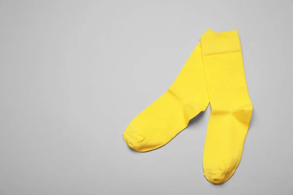 灰色の背景に黄色の靴下 フラットレイアウト テキストのスペース — ストック写真