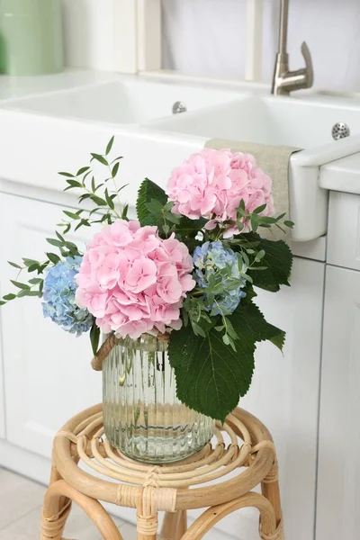 Красиві Квіти Гортензії Вазі Підставці Приміщенні — стокове фото
