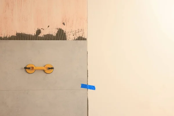 Duvardaki Fayansa Sarı Emici Plaka Takılmış Metin Için Boşluk — Stok fotoğraf