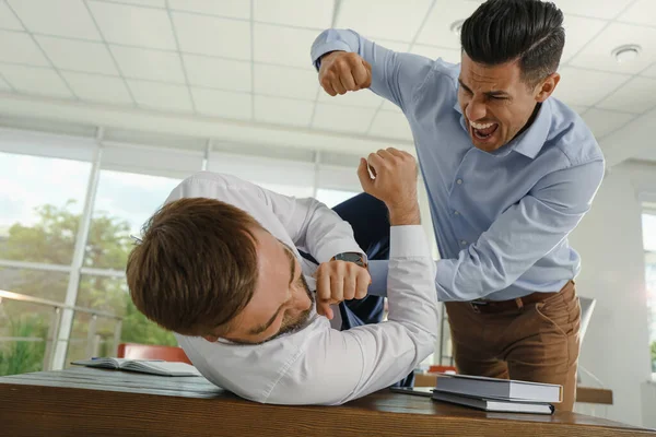Συναισθηματικοί Συνάδελφοι Που Μάχονται Στο Γραφείο Σύγκρουση Χώρων Εργασίας — Φωτογραφία Αρχείου