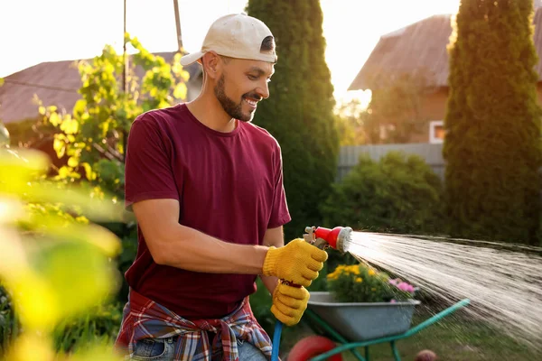 Hombre Feliz Regando Las Plantas Manguera Aire Libre Día Soleado — Foto de Stock