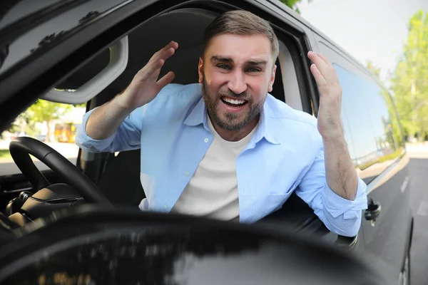 Hombre Emocional Coche Conducta Agresiva —  Fotos de Stock