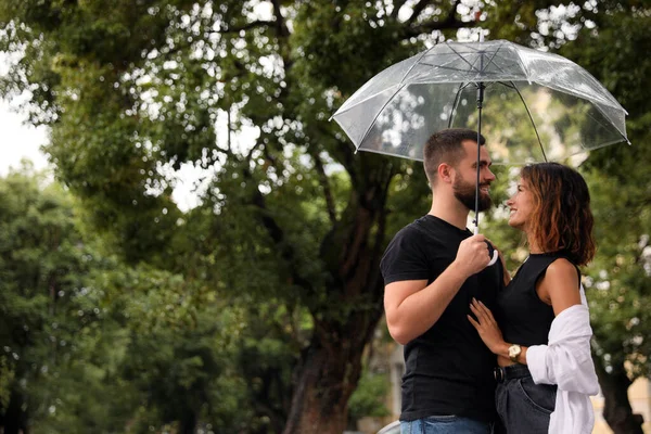 Mladý Pár Deštníkem Užívat Čas Spolu Pod Deštěm Venku Prostor — Stock fotografie