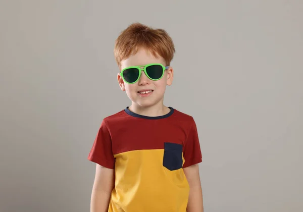 Cute Little Boy Okularach Przeciwsłonecznych Jasnoszarym Tle — Zdjęcie stockowe