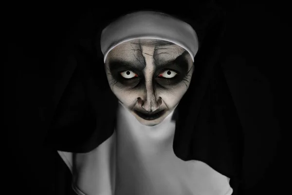 Portrait Une Religieuse Diabolique Effrayante Sur Fond Noir Fête Halloween — Photo