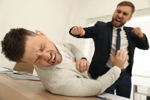 情绪激动的同事在办公室打架 工作场所冲突 — 图库照片