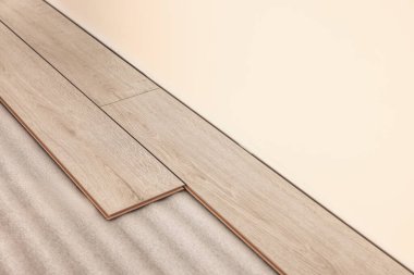 Duvarın yanındaki zeminde parke döşemeler yenilenmeye hazır.