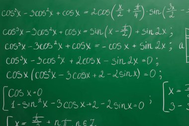Yeşil karatahtaya yazılmış birçok farklı matematik formülü