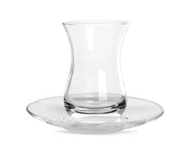 Geleneksel Türk çay ve çay tabağı için boş bardaklar beyaz üzerine izole edilmiş