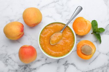 Kayısı püresi kasede ve nane şekerli taze meyveler beyaz mermer masada, düz yatıyordu.