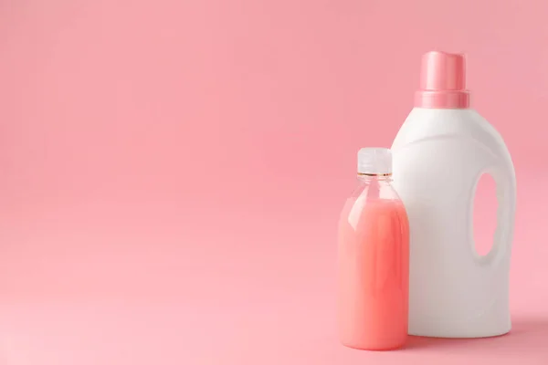 Μπουκάλια Απορρυπαντικά Πλυντηρίων Ροζ Φόντο Χώρος Για Κείμενο — Φωτογραφία Αρχείου