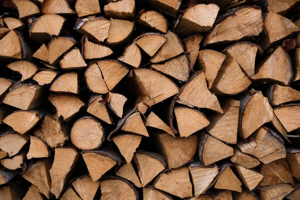 背景として薪を積み上げ 冬の暖房の家 — ストック写真
